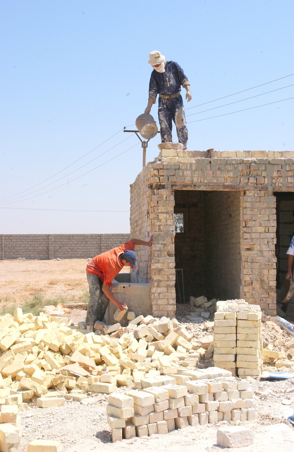 Iraqis work to build a school in the Diyala Providence