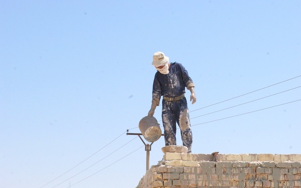 Iraqis work to build a school in the Diyala Providence