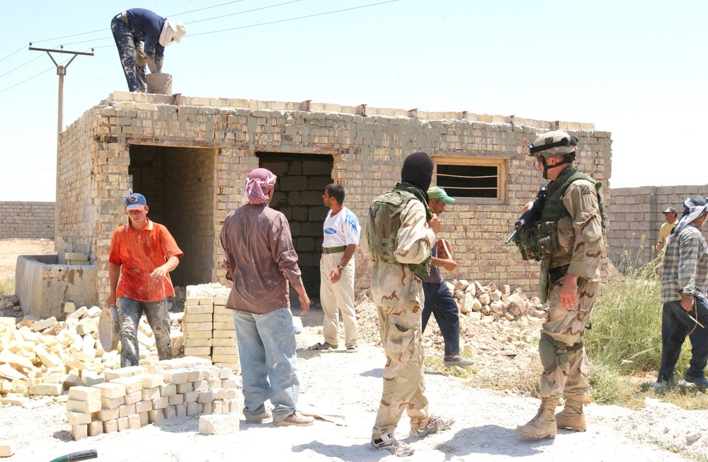 Iraqis work to build a school in the Diyala Providence