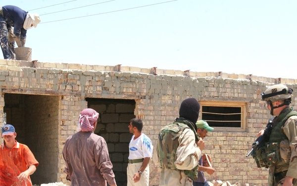 Iraqis work to build a school in the Diyala Providence