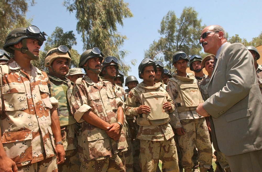 Iraqi Soldiers gather around the Diyala Province Govenor