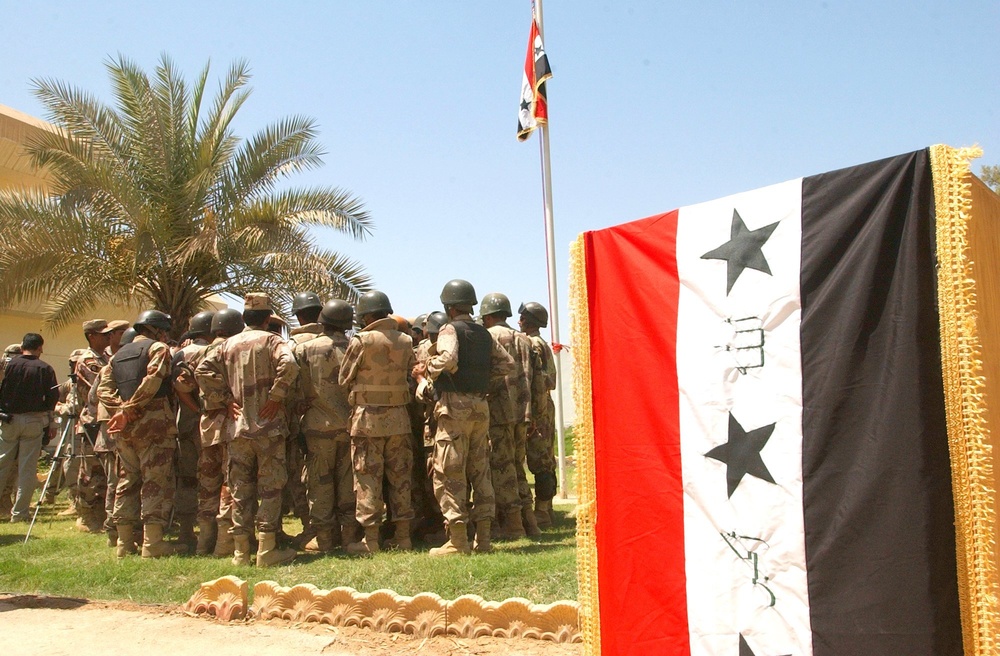 Iraqi Soldiers gather around the Diyala Province Govenor