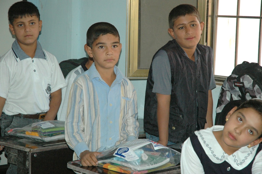 Soldiers pay a special visit to about 300 children at Baghdad Airport Prima