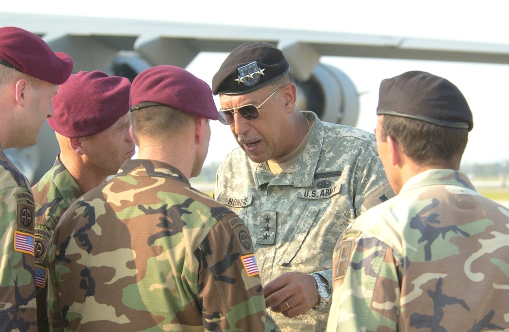 Lt. Gen. Honore' meets with paratroopers