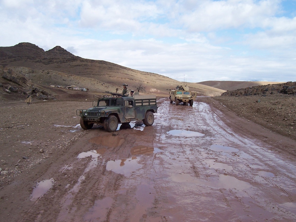 Soldiers pull security on the Kandahar-Tarin Kowt Road.