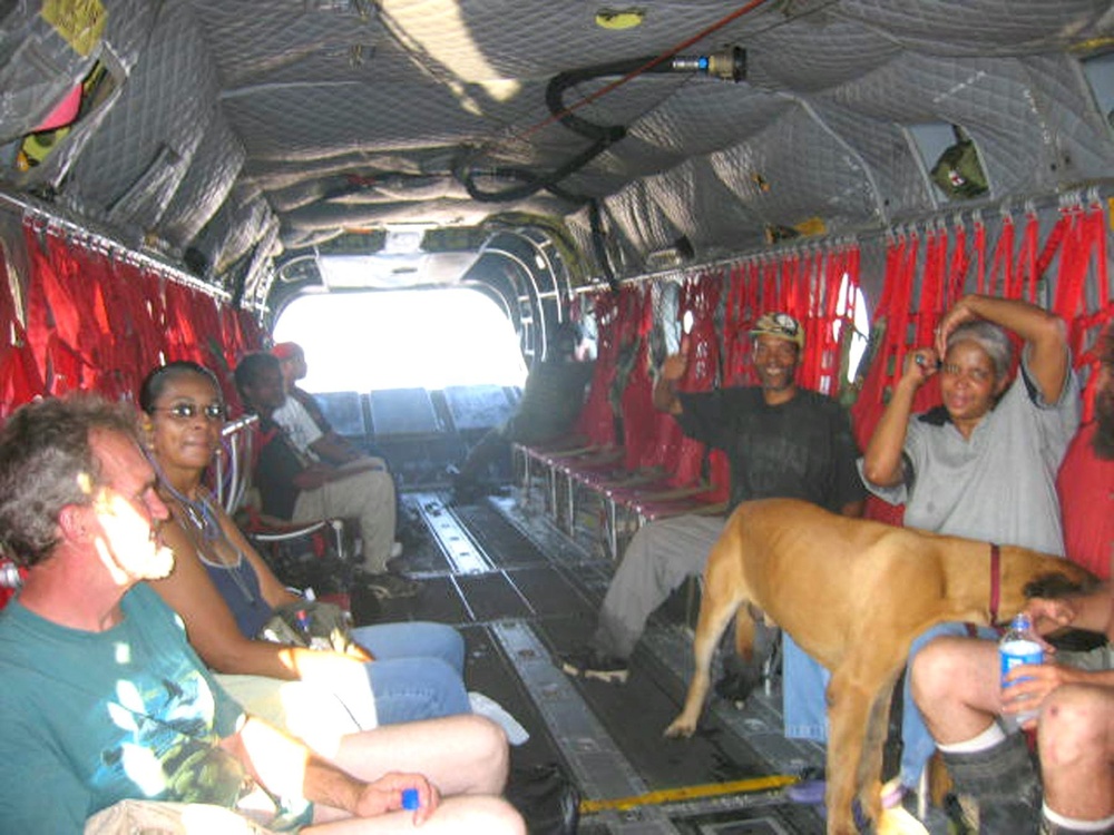 New Orleans Residents Express Their Gratitude to Crew Members of a CH-47 Ch