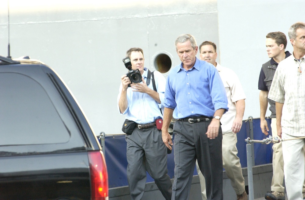 President Bush Leaves the USS Iwo Jima