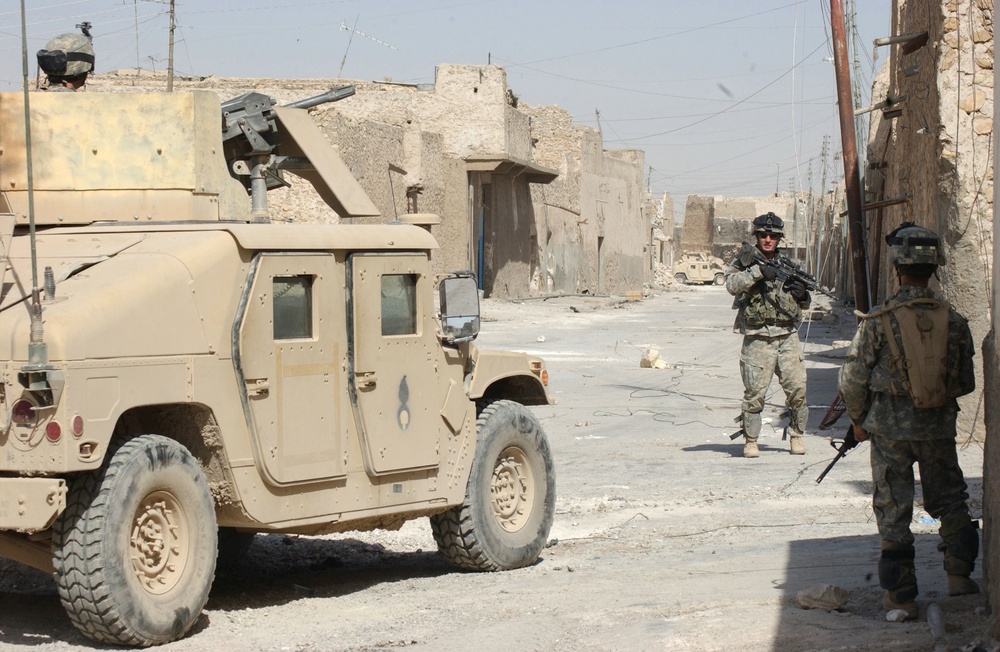 Paratroopers block and secure an intersection in Tall Afar