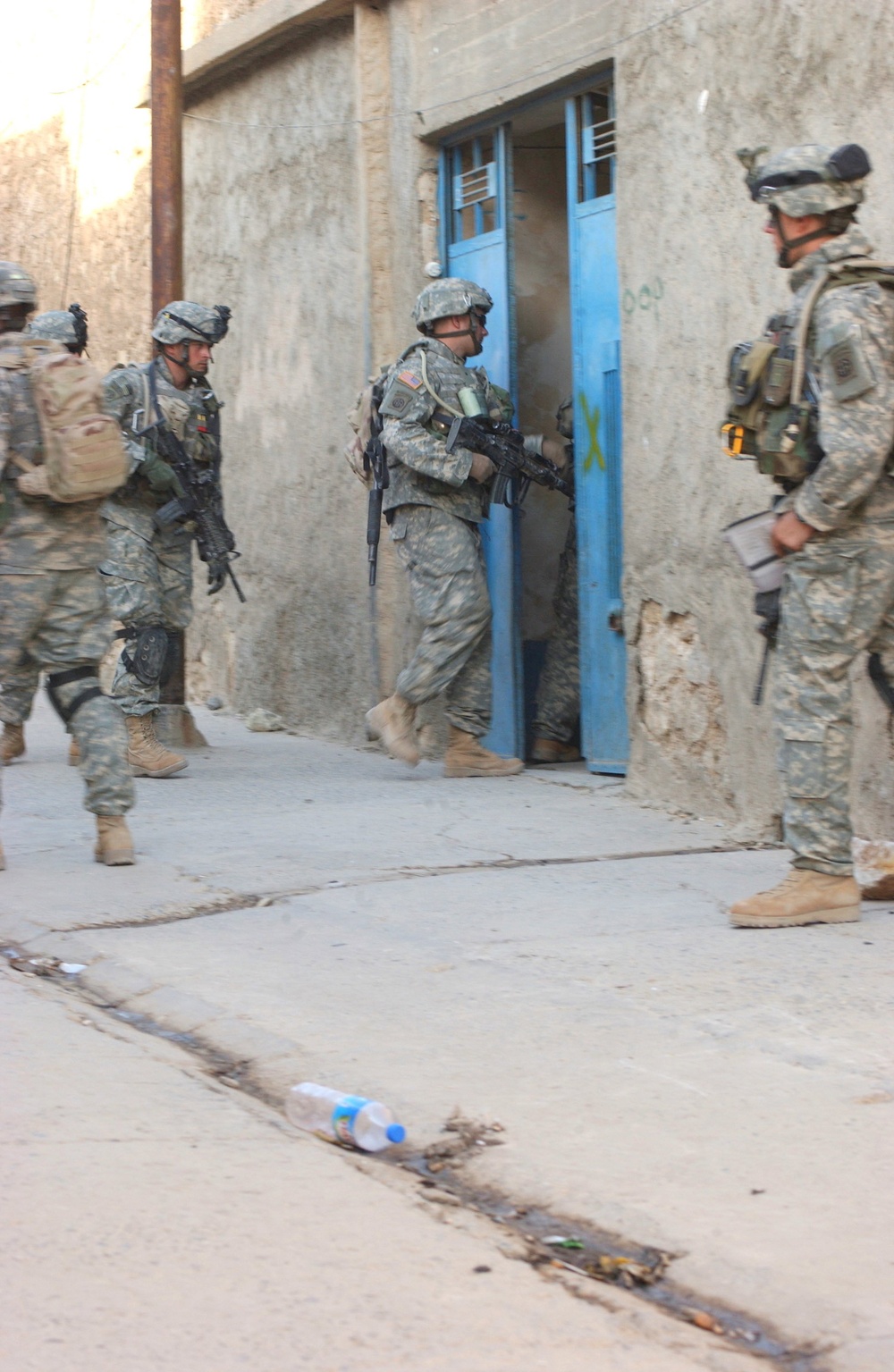 Paratroopers storm into a house in Tall Afar to search for insurgents