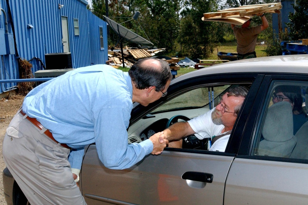 Ohio Governor Bob Taft visits Hancock County, Miss.