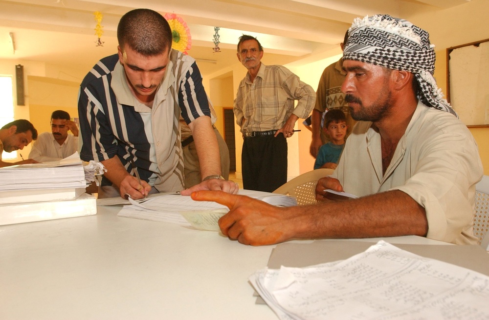An Iraqi male registers to vote in Balad