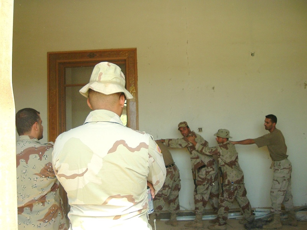 An Iraqi Army Platoon practices the four-man-stack maneuver