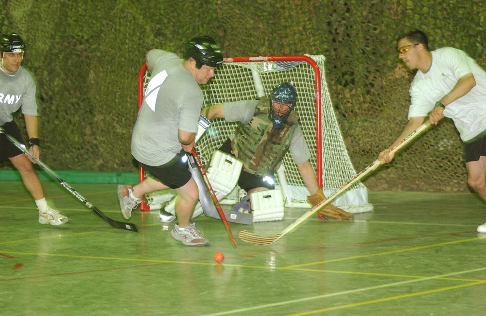 Soldiers play hockey in Iraq thanks to the pros