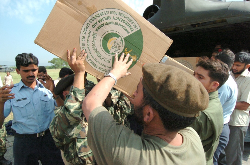Pakistani Soldiers Load Emergency Aid Onto a CH-47