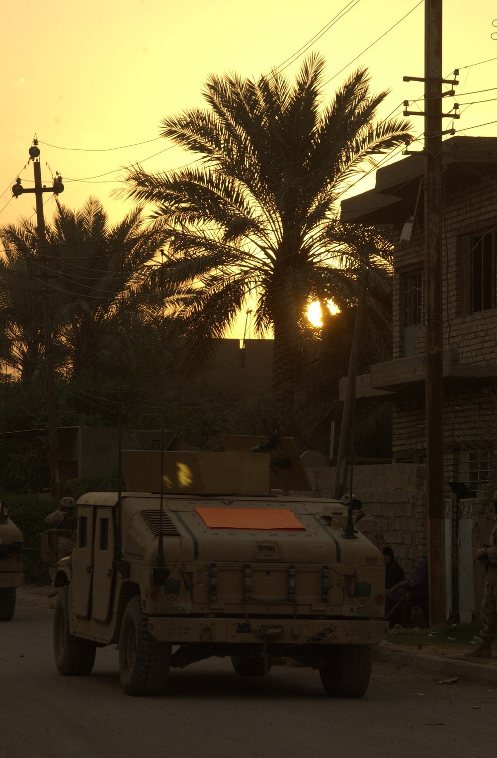 Iraqi Police, U.S. Soldiers Trap 5 Terror Suspects