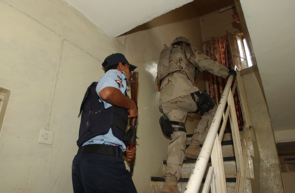 Iraqi Police, U.S. Soldiers Trap 5 Terror Suspects