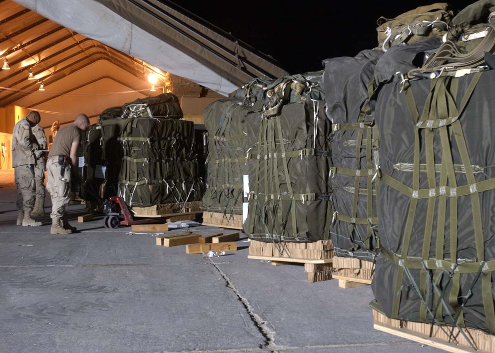 Service members help Pakistan for earthquake relief effort