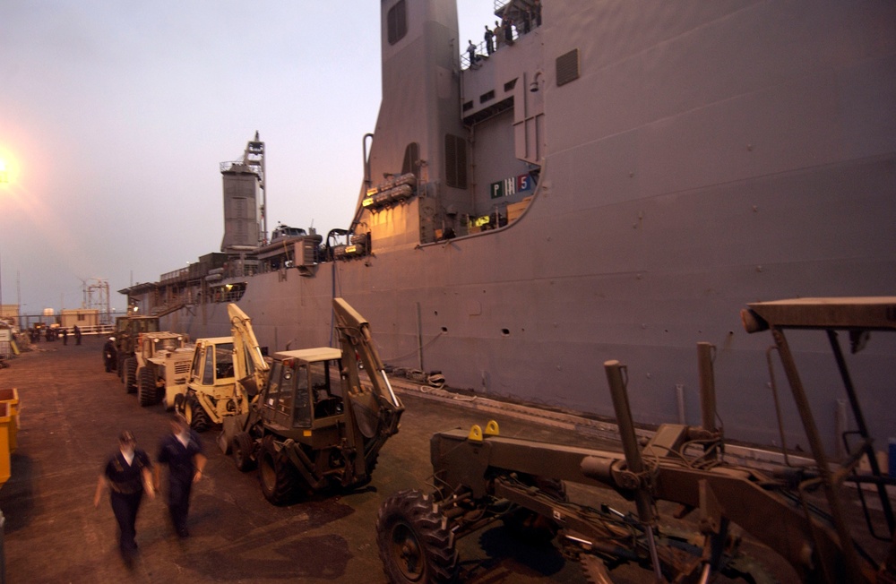 USS Pearl Harbor (LSD 52) loads heavy equipment