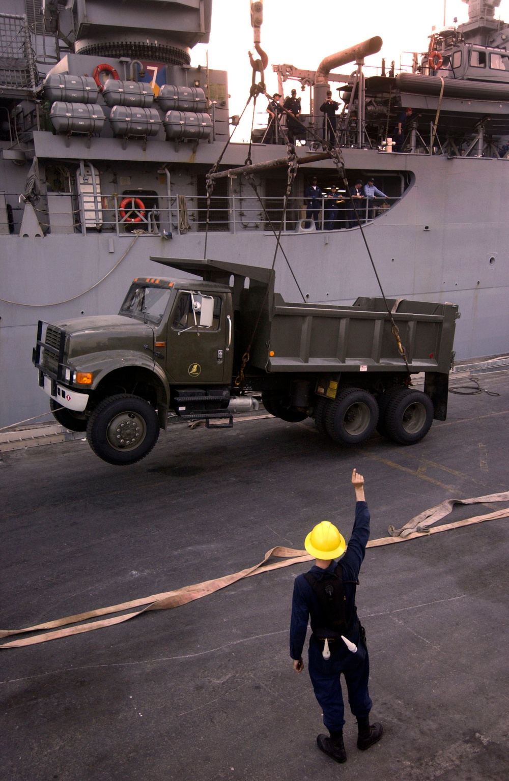 USS Pearl Harbor (LSD 52) loads heavy equipment