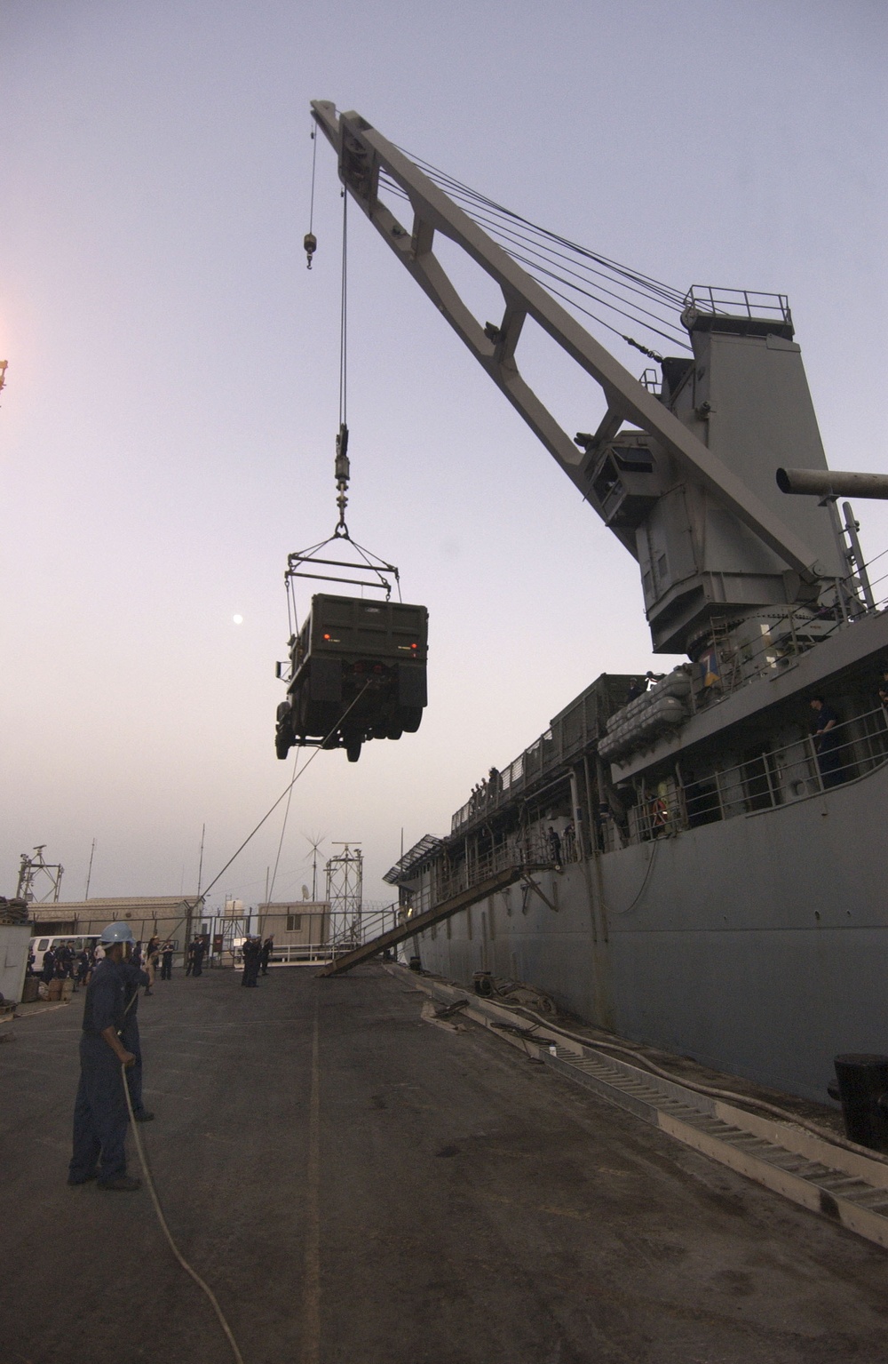 USS Pearl Harbor (LSD 52) loads heavy equipment