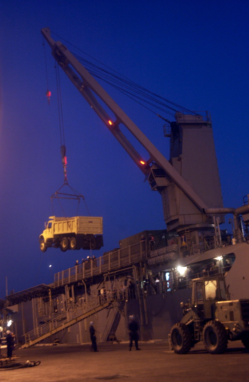 USS Pearl Harbor (LSD 52) loads heavy equipment