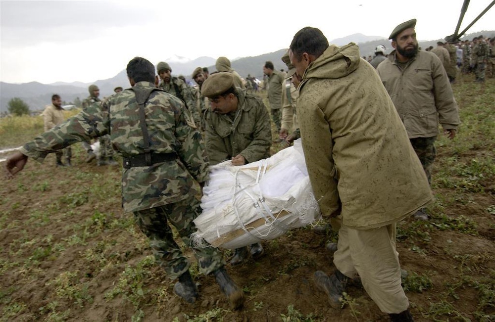 Pakistani soldiers unload disaster relief supplies