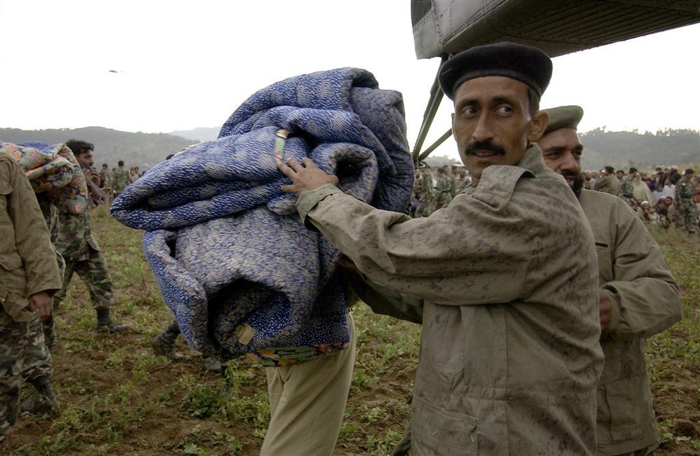 Pakistani soldiers unload disaster relief supplies