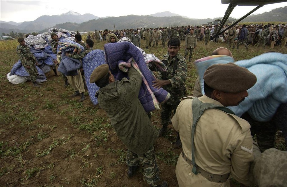 Pakistani soldiers unload disaster relief supplies