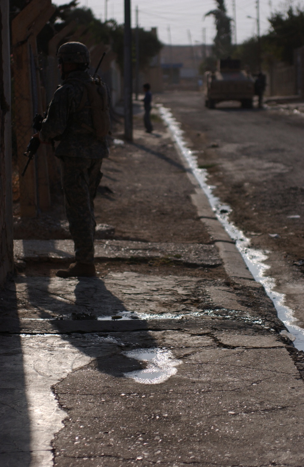 Paratroopers patrol the streets of Tall Afar