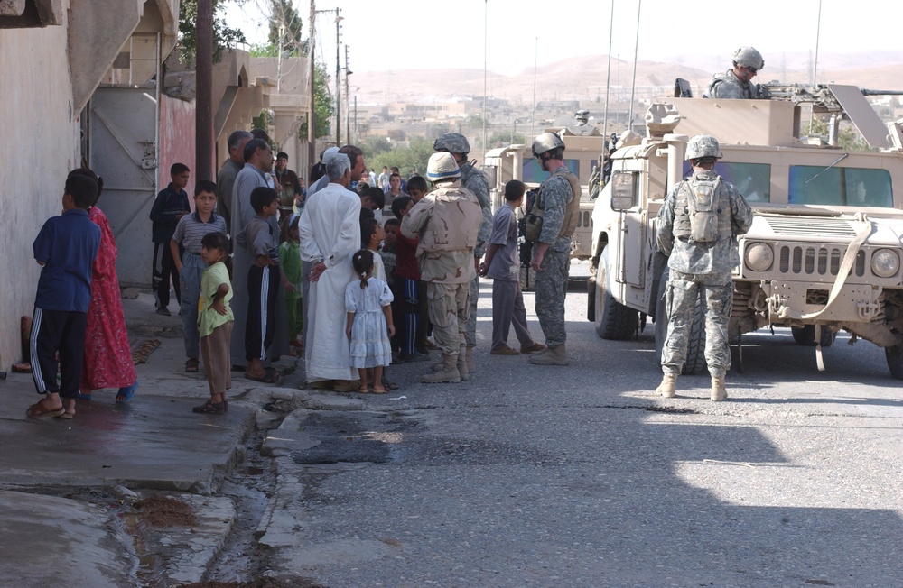 Lt. Col. Gibson talks to a crowd of people in Tall Afar