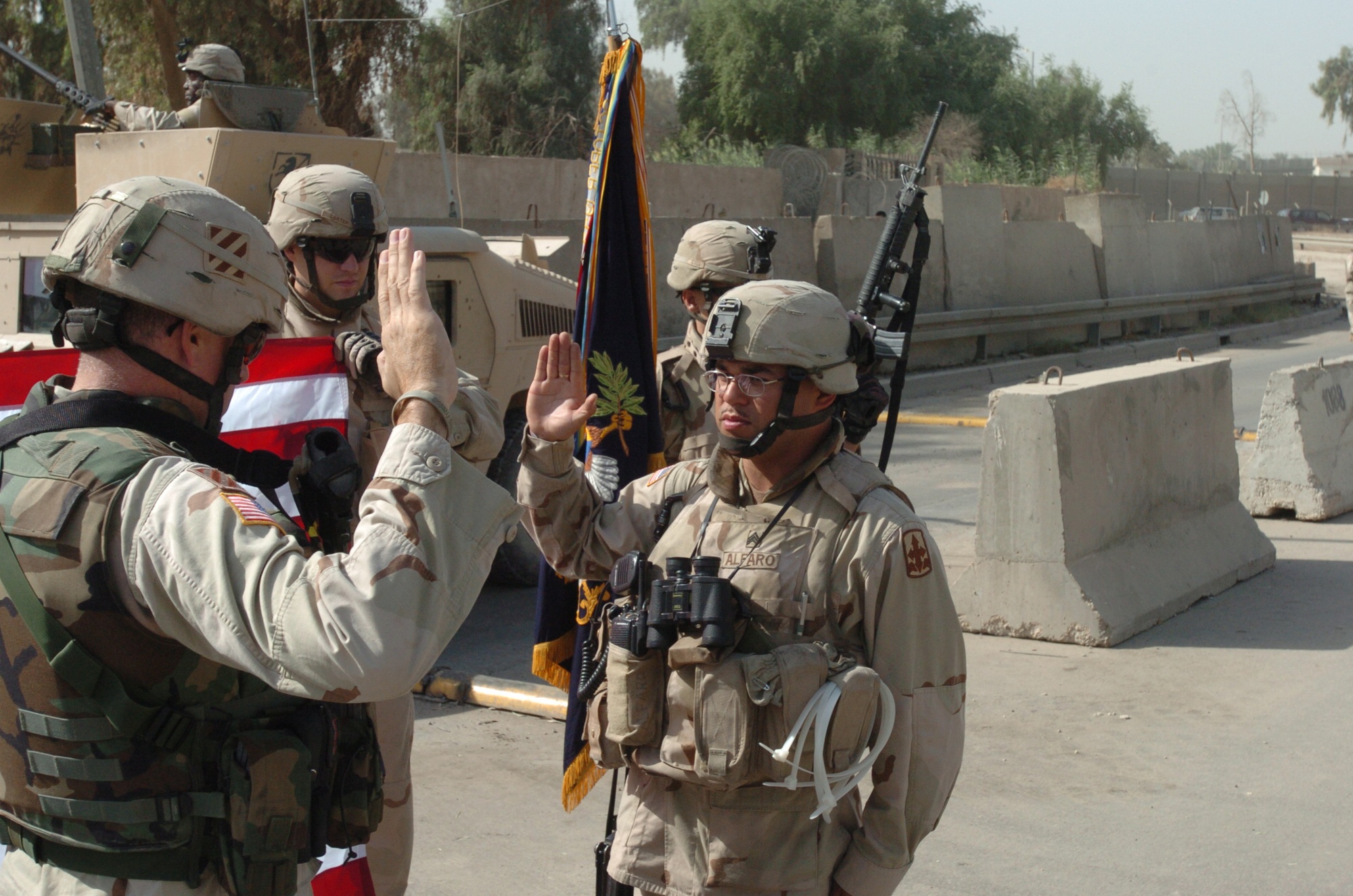 DVIDS - Images - Big Red One Soldiers Reenlist at Chicago Bears