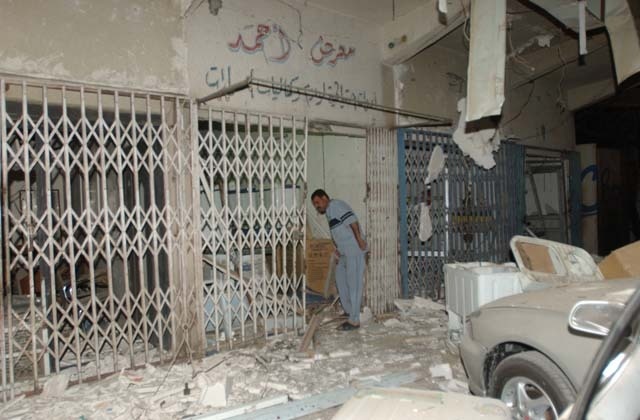 U.S. Soldiers survey Palestine Hotel damage