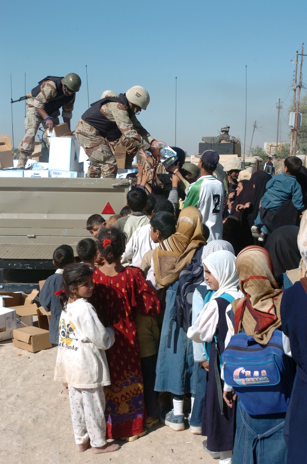 Iraqi, U.S. Soldiers bring food, water to needy families