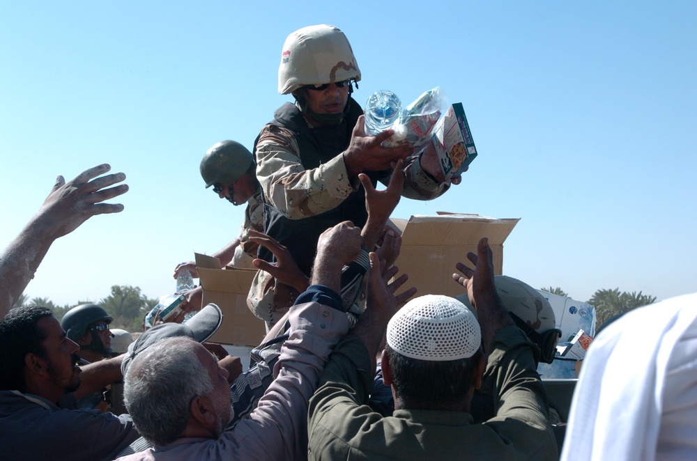 Iraqi, U.S. Soldiers bring food, water to needy families