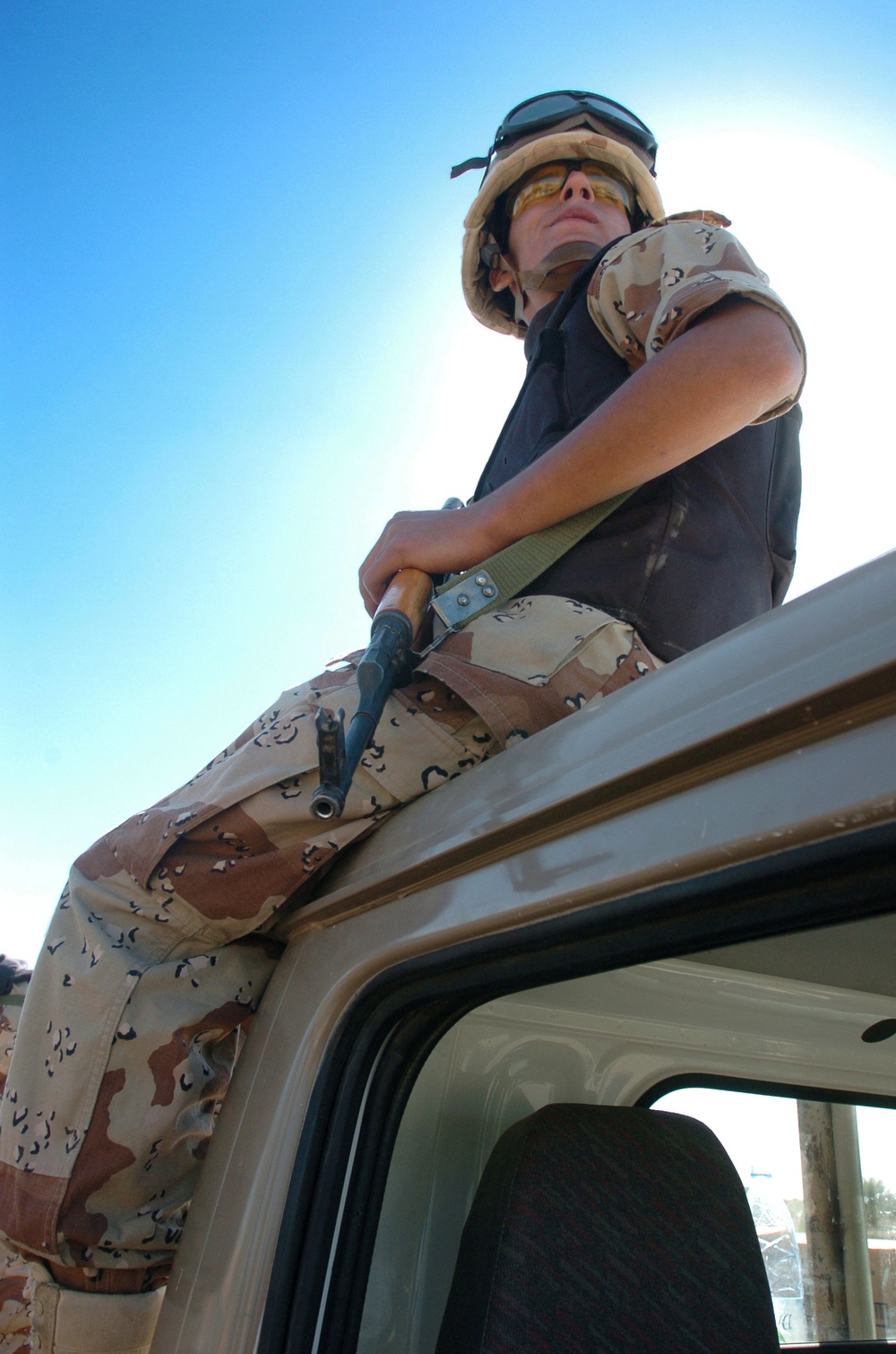 Iraqi, U.S. Soldiers bring food, water to needy families