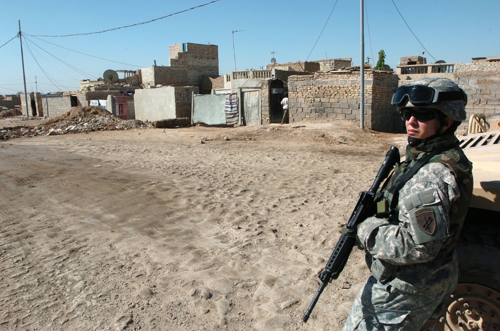 DVIDS - News - Iraqi, U.S. Soldiers bring food, water to needy families