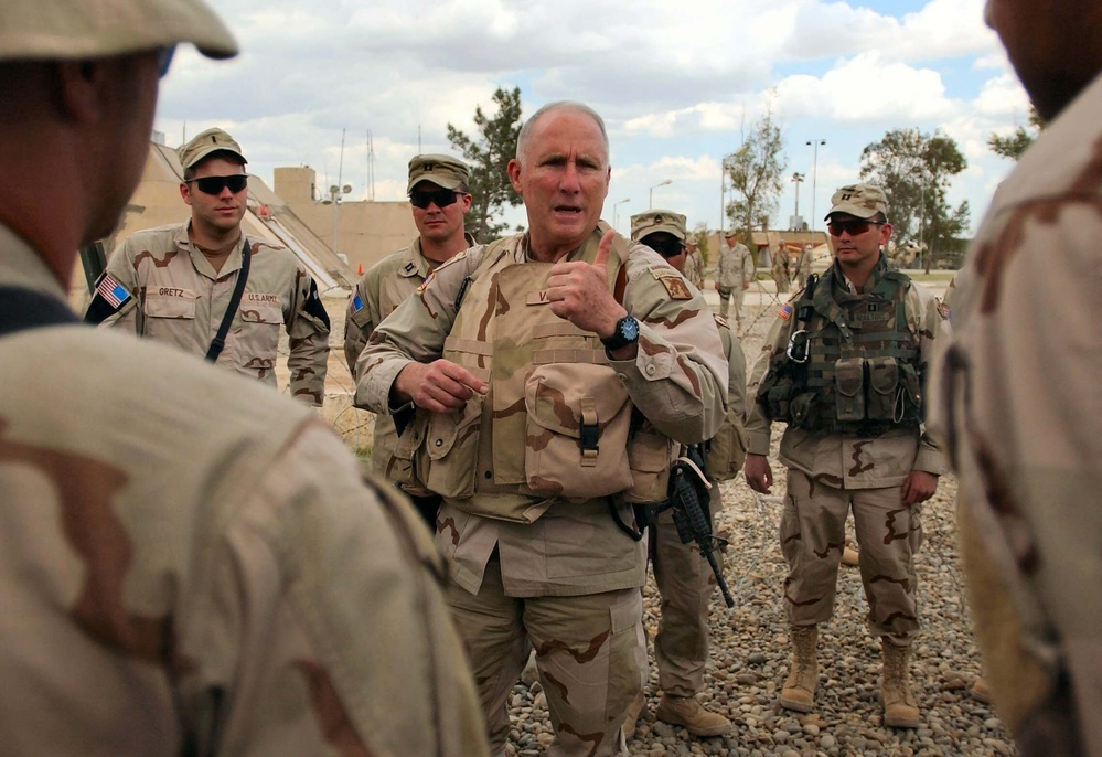 Lt. Gen. Vines visits Soldiers at Qayyarah West Base Complex