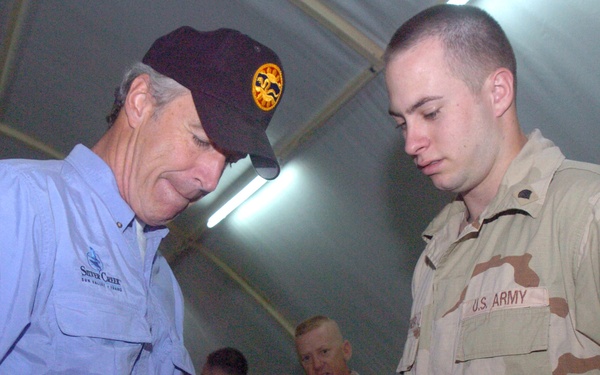 Idaho Governor Kempthorne Signs a Decorated Kevlar Helmet for Spc. Parker