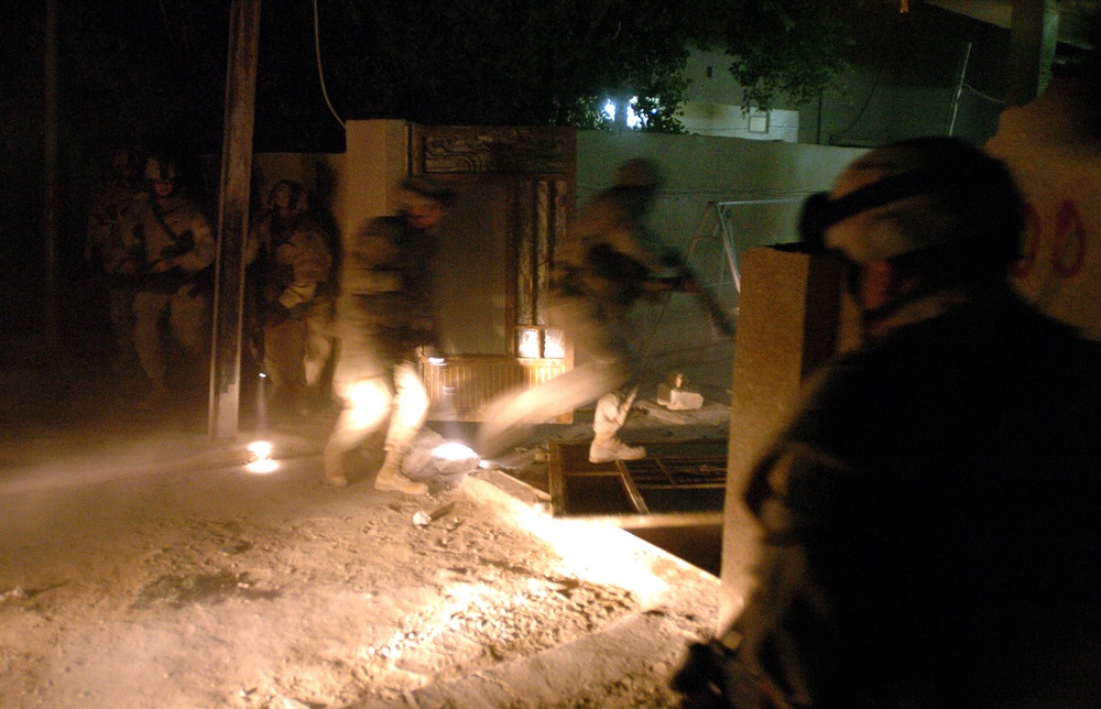 Soldiers raid a house in Zafarania