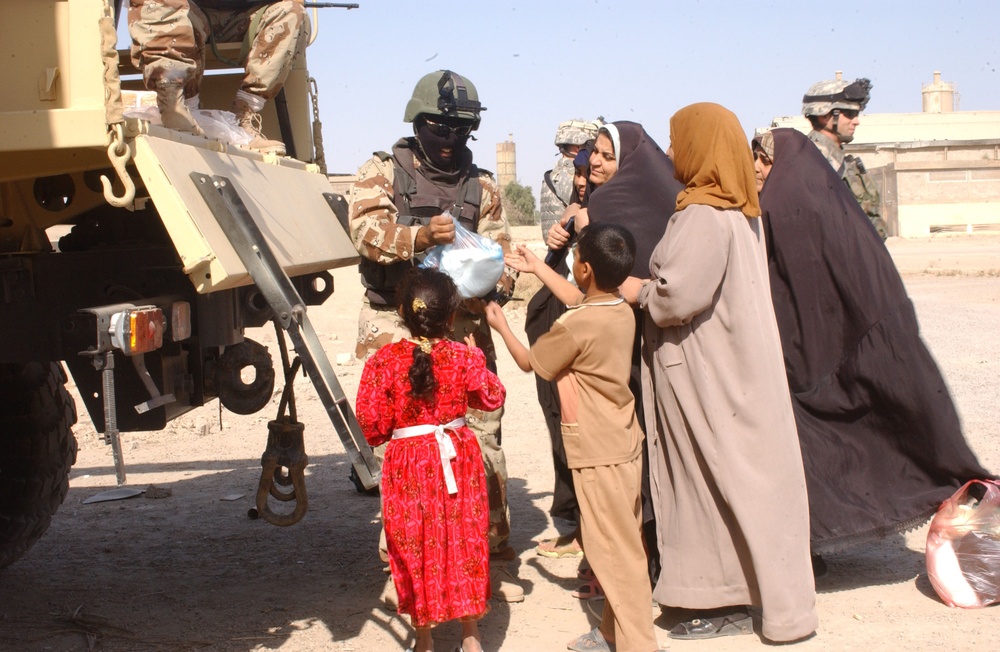 Iraqi Army brings food to Abu Ghraib residents