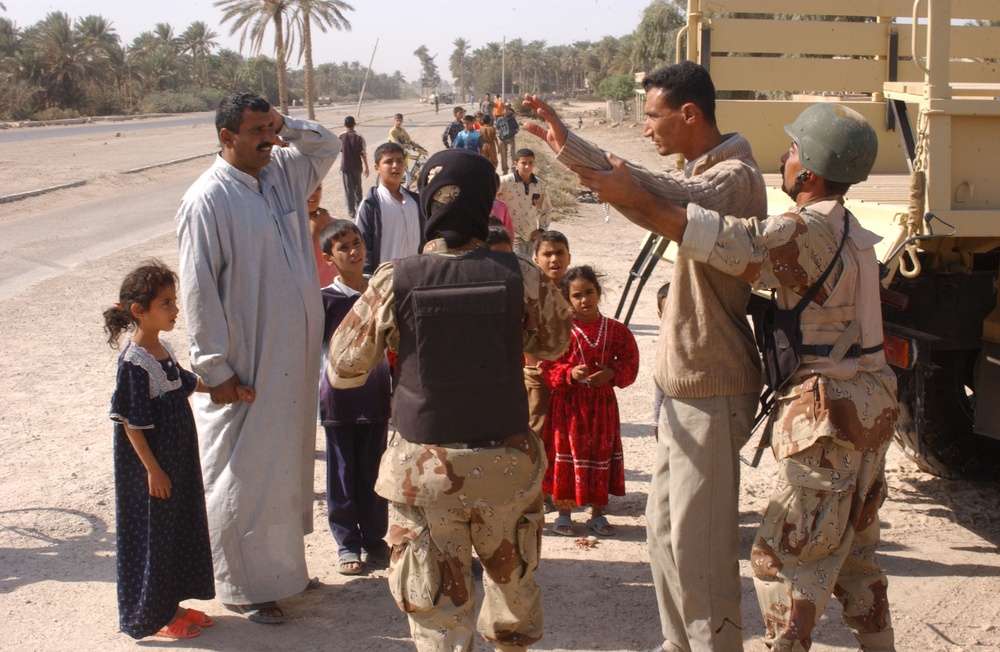 Iraqi Army brings food to Abu Ghraib residents