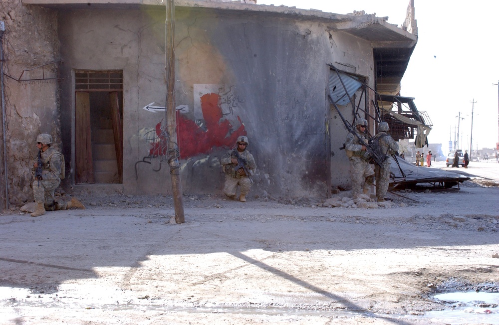 Paratroopers secure an intersection in Tal Afar