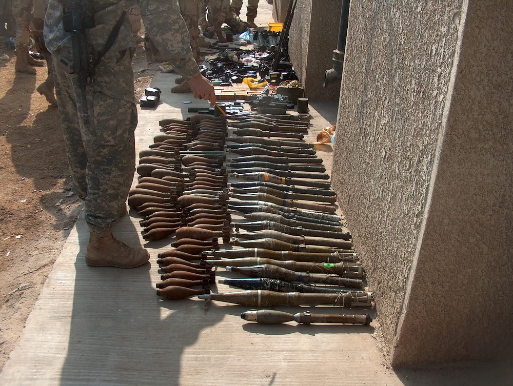 Iraqi Soldiers seize terrorists weapons