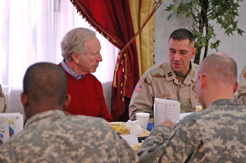 Senator Lieberman spends Thanksgiving with troops