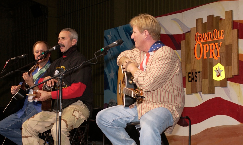 Aaron Tippin spends Thanksgiving with troops