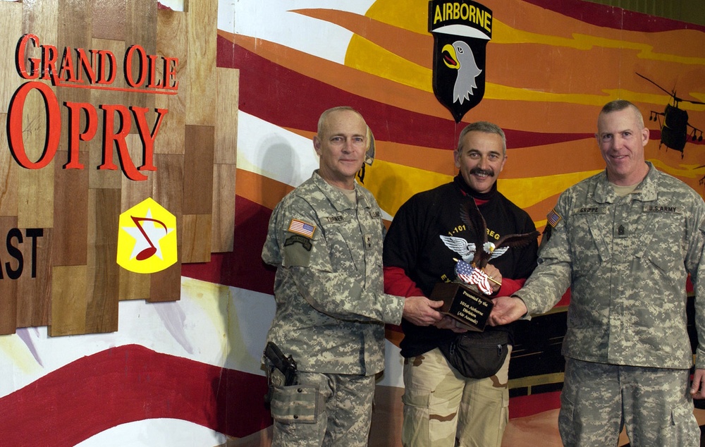 Aaron Tippin spends Thanksgiving with troops