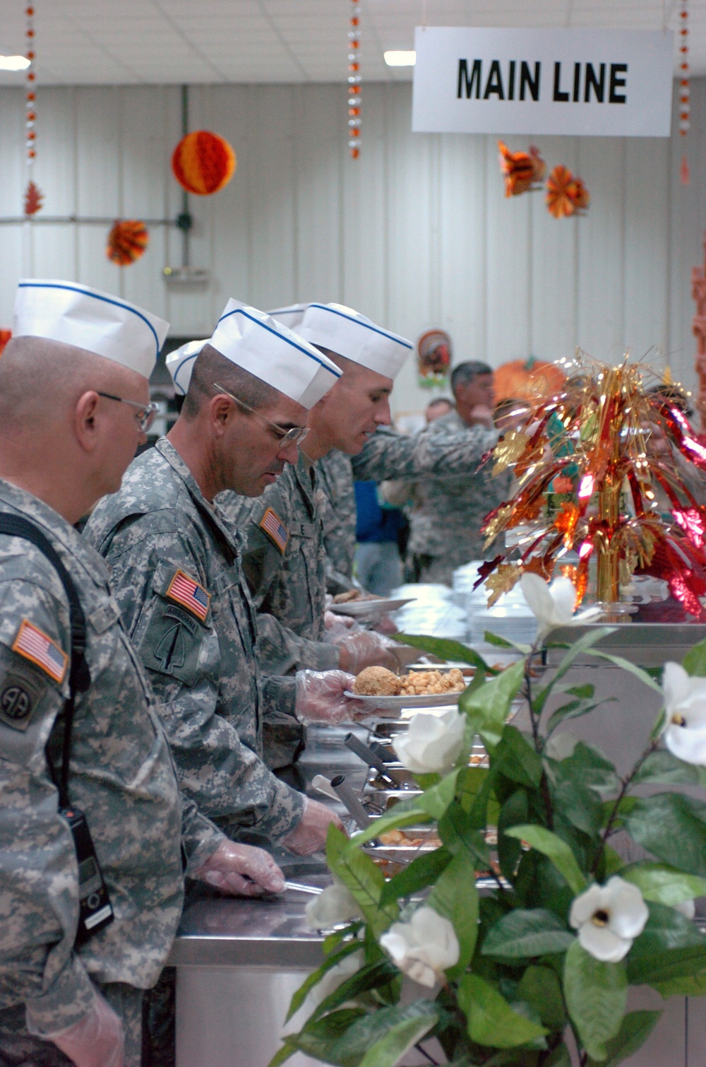 Commanders serve Thanksgiving Lunch to Soldiers