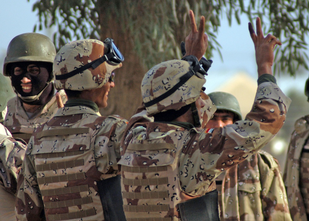 Iraqi Army Soldiers Vote