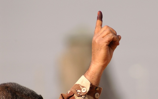 Iraqi Army Soldiers Vote