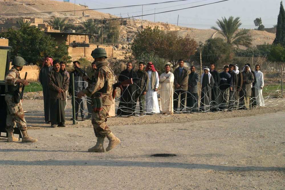 Iraqi voters stand in line